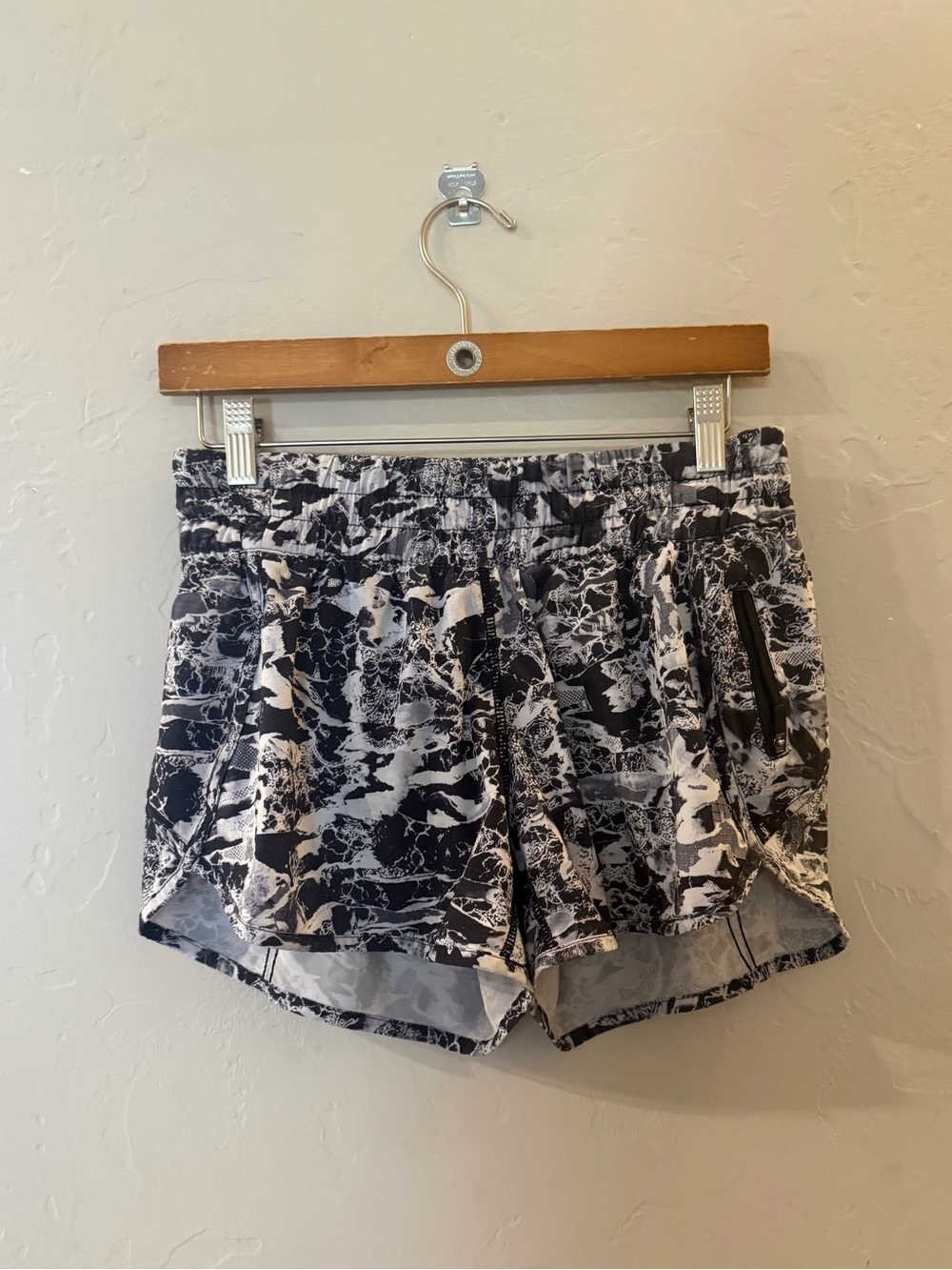 Lululemon tracker short interlaced white black size 8